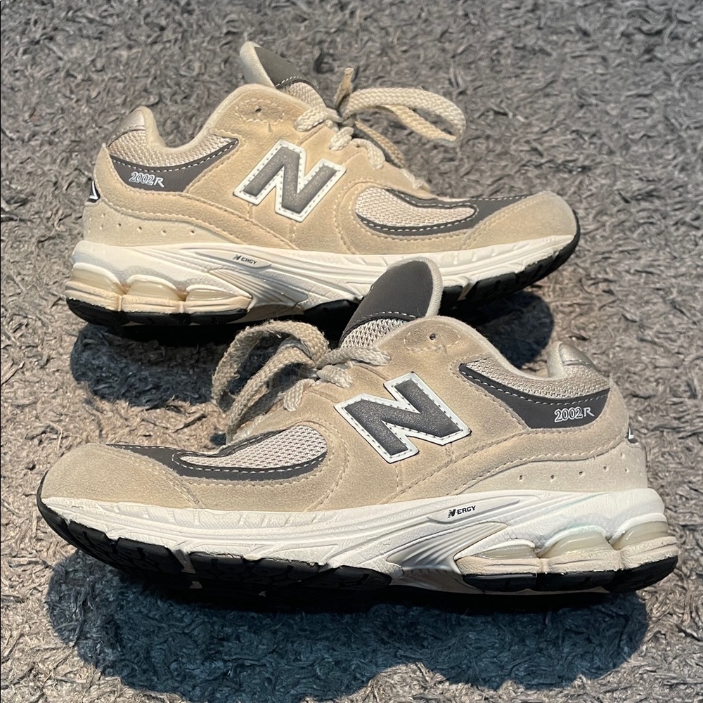 New balance 2002r